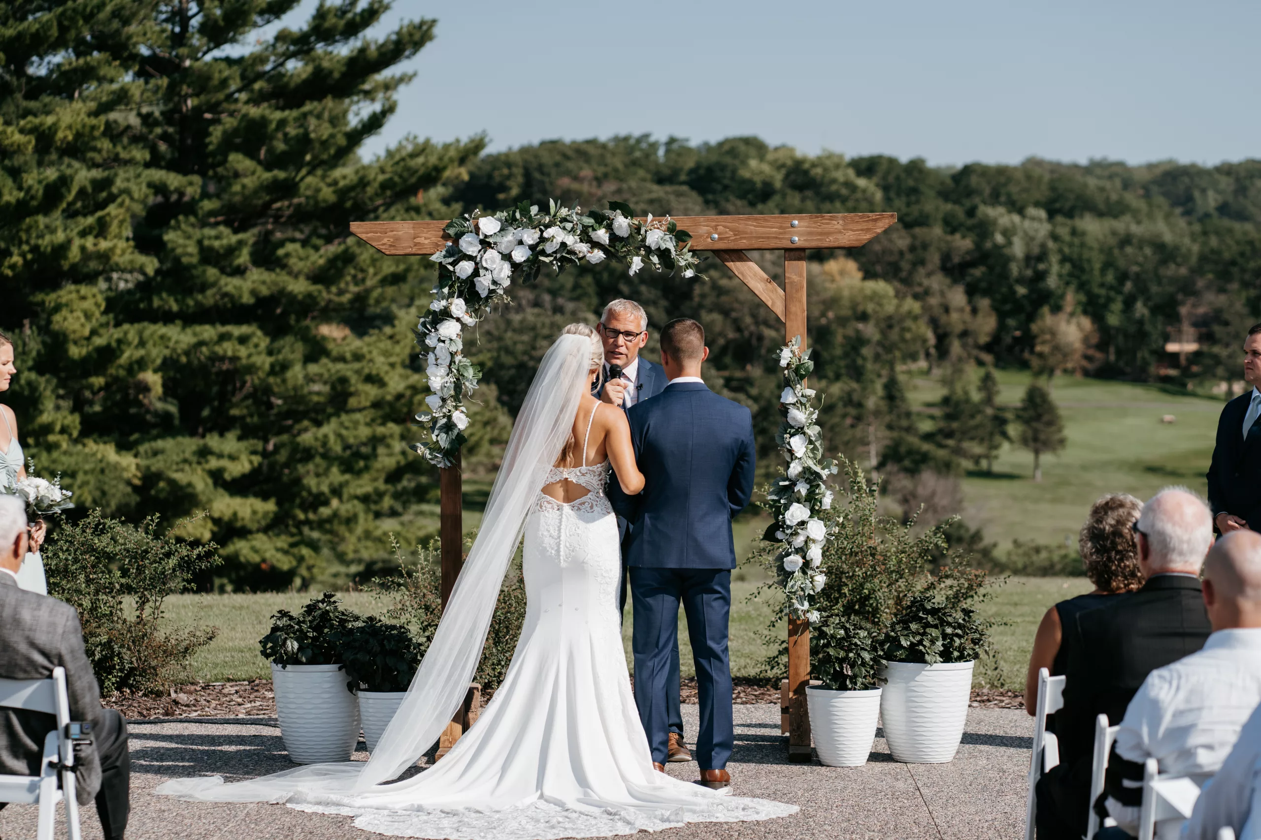 outdoor wedding ceremony at skyroom red wing golf course